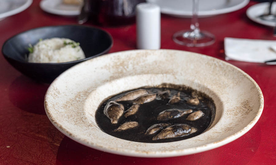 Puristas Calamares en su tinta con arroz blanco