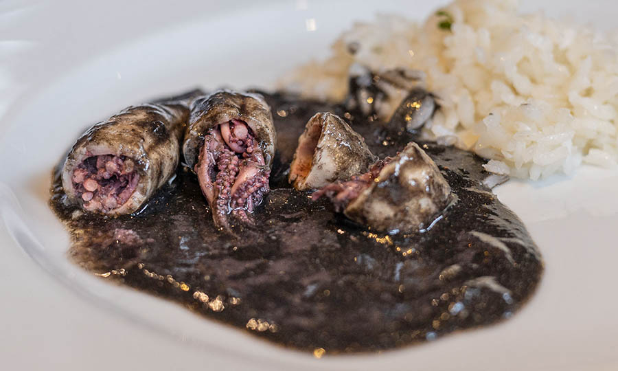 Puristas Calamares en su tinta con arroz blanco