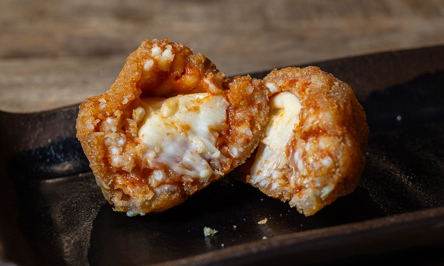 Arancini de queso y pomodoro