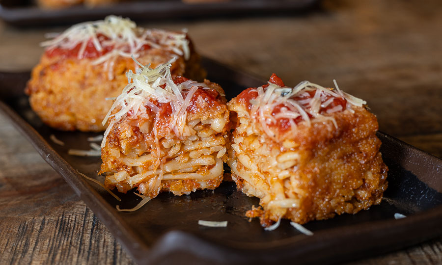 Cubo de Pasta frita al pomodoro