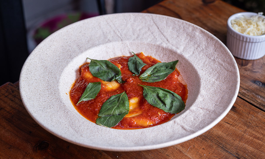 Sorrentinos artesanales de ricotta y calabaza con pomodoro 