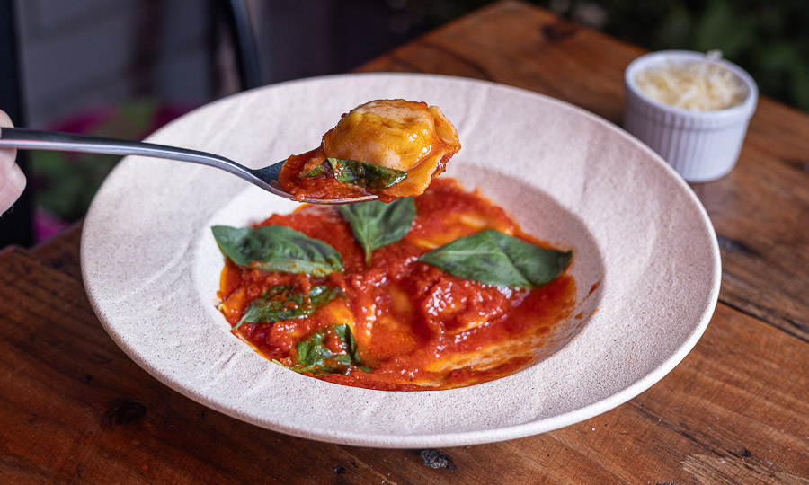 Sorrentinos artesanales de ricotta y calabaza con pomodoro 