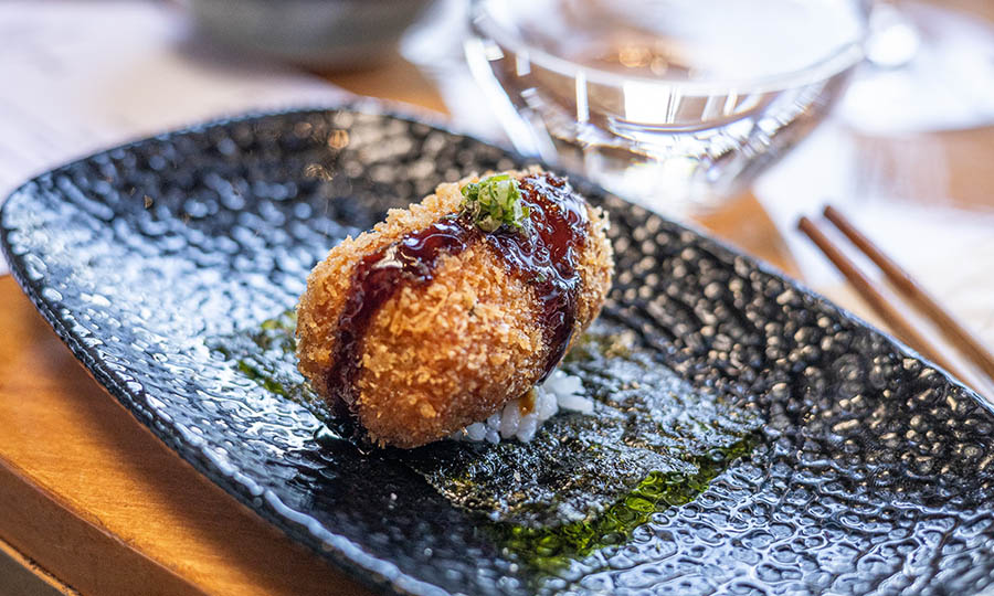 Sabrosa Croqueta de centolla sobre arroz y nori con salsa unagi  - Fukasawa