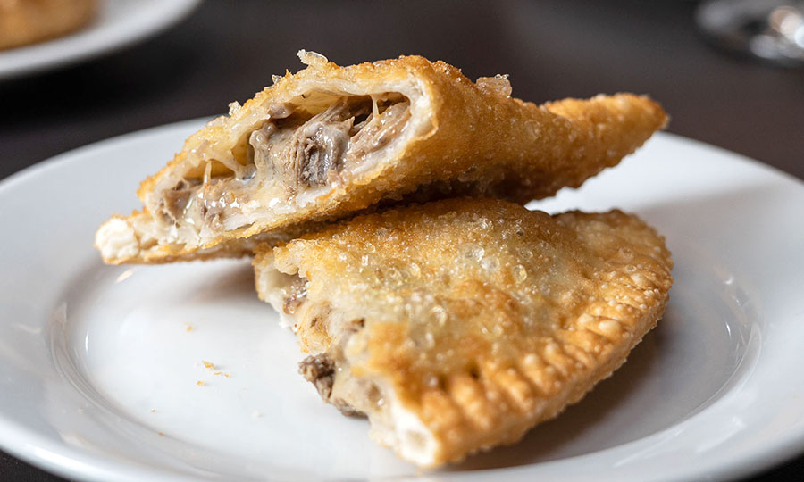 Empanada frita de carne desmechada con queso