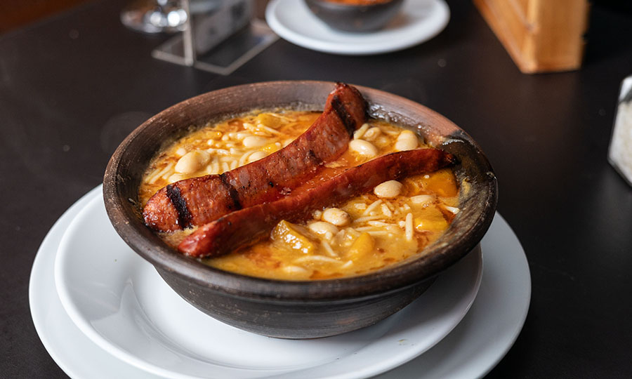 Porotos con rienda y longaniza 