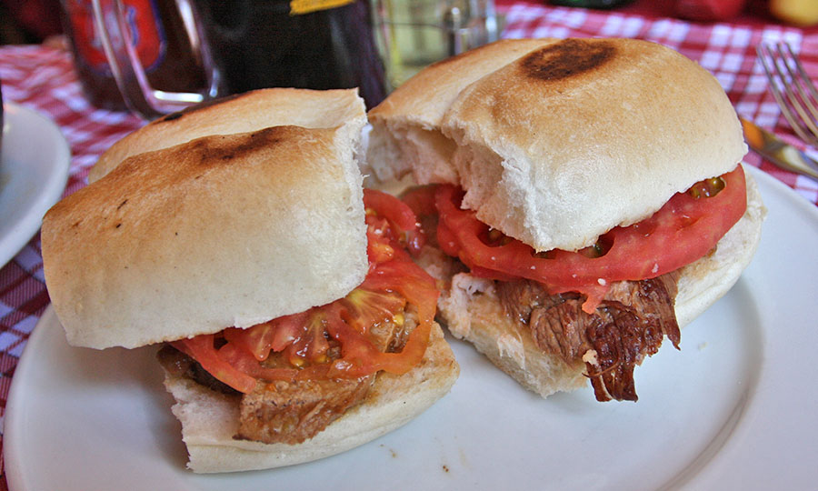 Sandwich de Mechada con Tomate Mayo en marraqueta