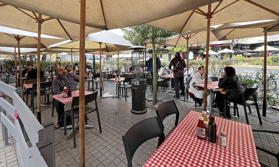 La terraza del restaurante Lomits por Av. Providencia - Lomits