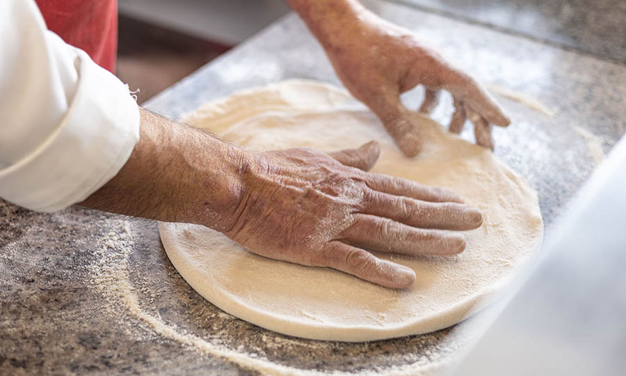 Preparacin de las pizzas en Taller Panadero