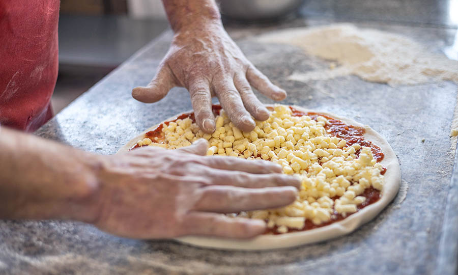 Preparacin de las pizzas en Taller Panadero