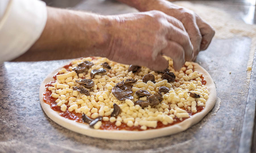 Preparacin de las pizzas en Taller Panadero