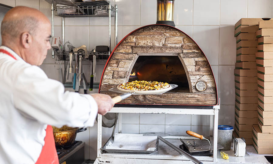 Preparacin de las pizzas en Taller Panadero