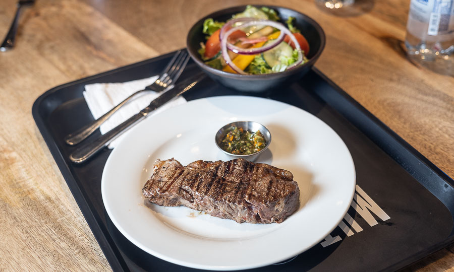 Corte de lomo liso argentino con ensalada - Rienda Suelta - MUT