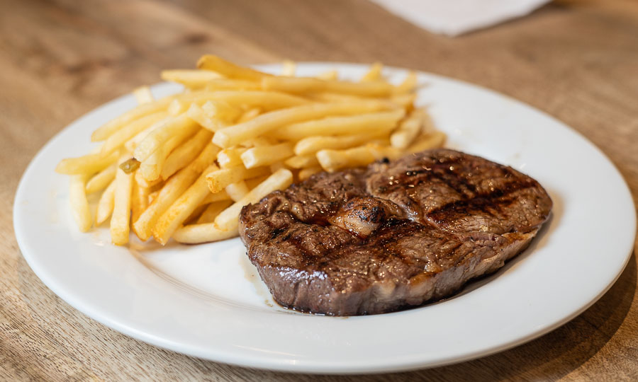 Lomo vetado canadiense con papas fritas