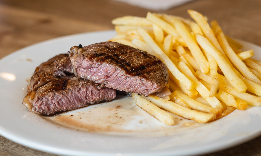 Lomo vetado canadiense con papas fritas - Rienda Suelta - MUT