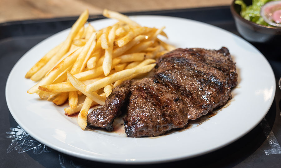 Entraña americana de Angus con papas fritas y ensalada