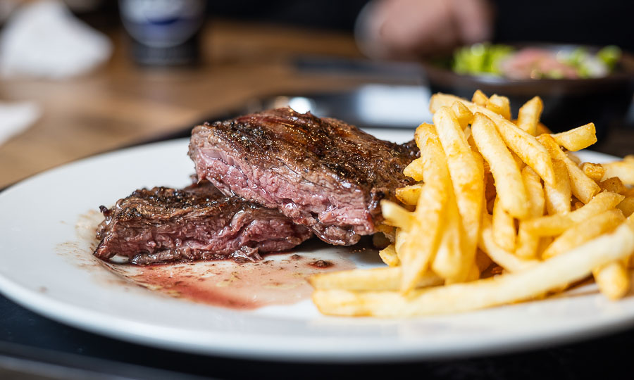 Entraa americana de Angus con papas fritas y ensalada