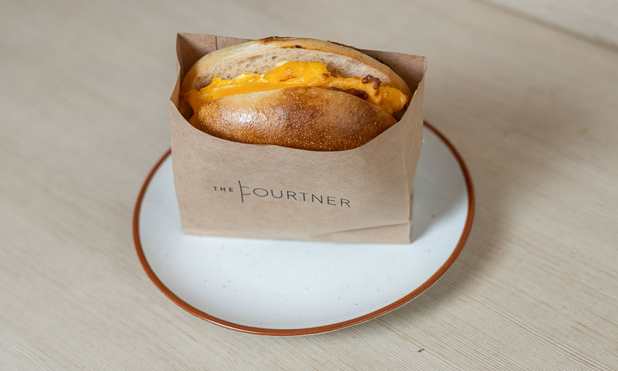 Bagel de huevo, tocino y queso cheddar - The Courtner by Marriott