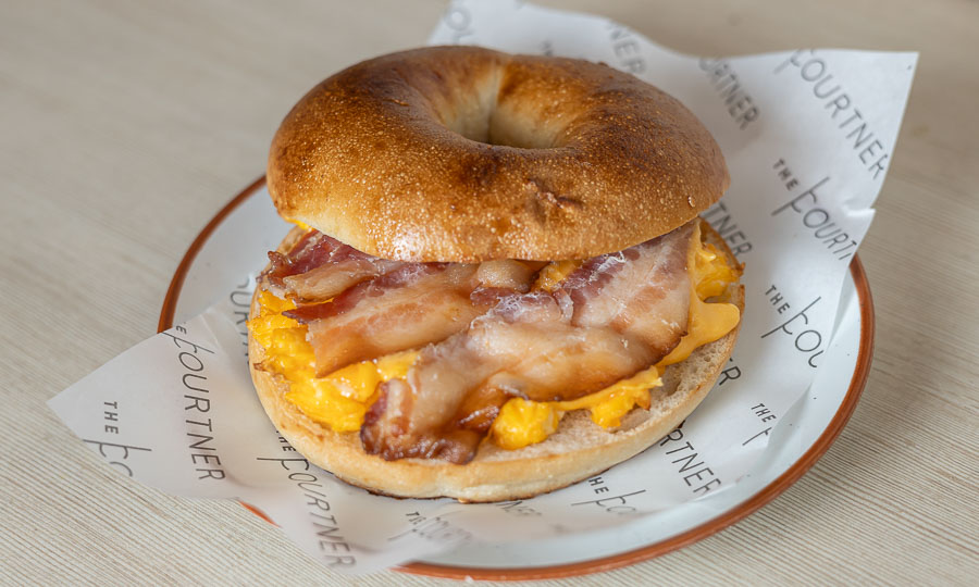 Bagel de huevo, tocino y queso cheddar