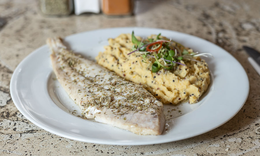 Reineta al vapor con pastelera del men de almuerzo