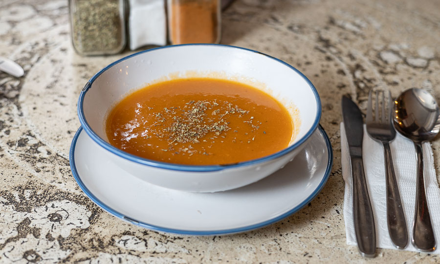 Crema de tomates del men de almuerzo