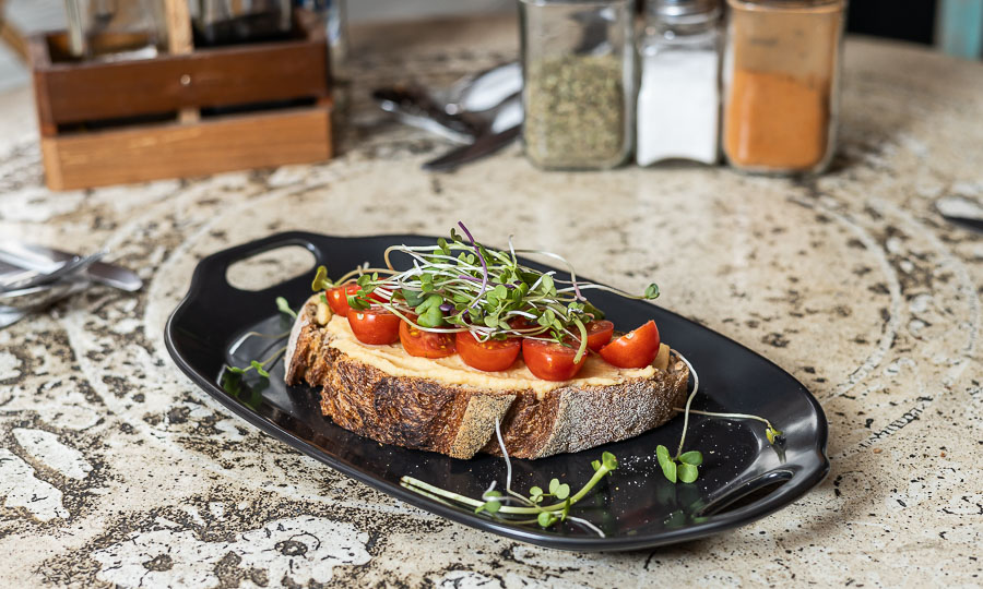 Bruschetta de hummus con tomatitos cctel