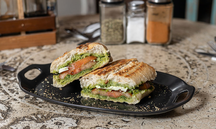 Sandwich de pesto caprese en ciabatta