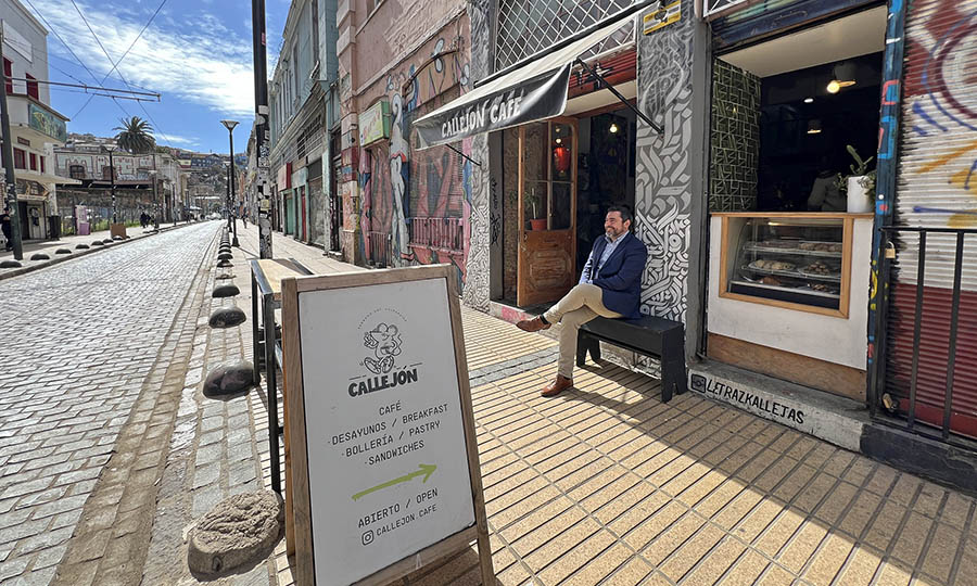 Fachada del Caf Callejn en Valparaiso