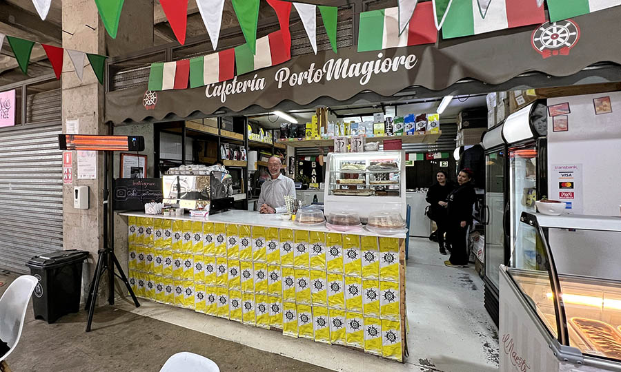 Fachada del Caf Portomagiore en el Mercado Puerto de Valparaiso