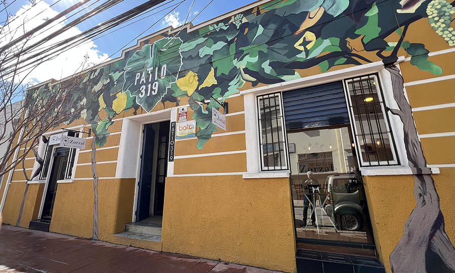 Fachada del Caf Zorzal y la galera Patio 319 en Quillota