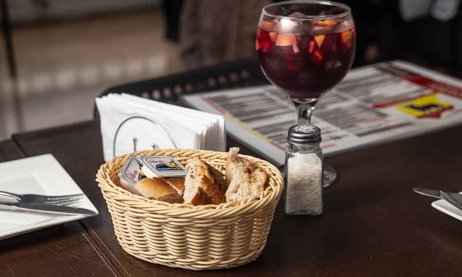 Pan tostado con mantequilla para empezar - Don Valentn