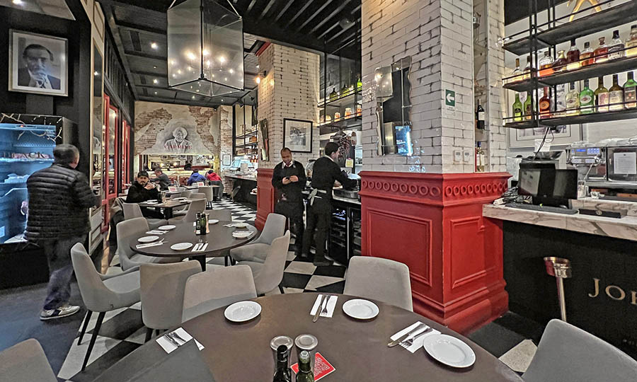 El saln interior del restaurante Carmine