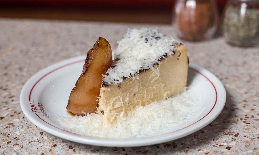 Tarta de queso con pera grillada y parmesano rallado