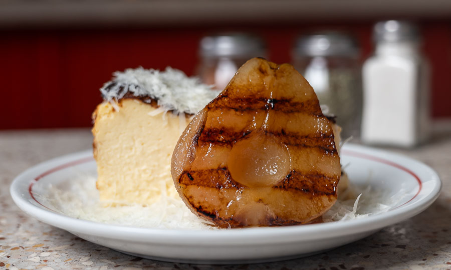 Tarta de queso con pera grillada