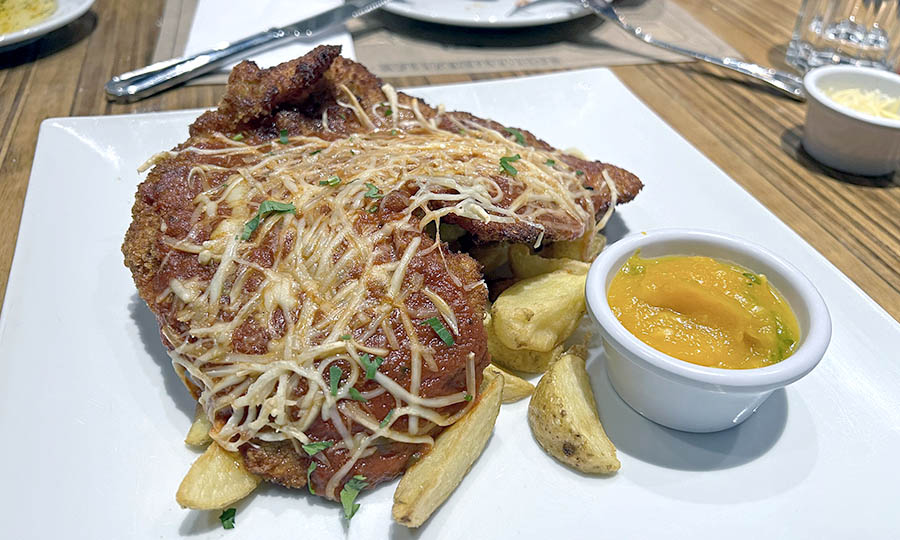 Seca Milanesa con papas fritas