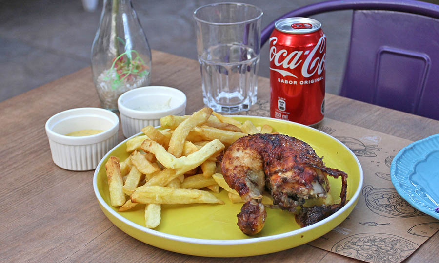 1/4 de pollo asado con papas fritas caseras y bebida