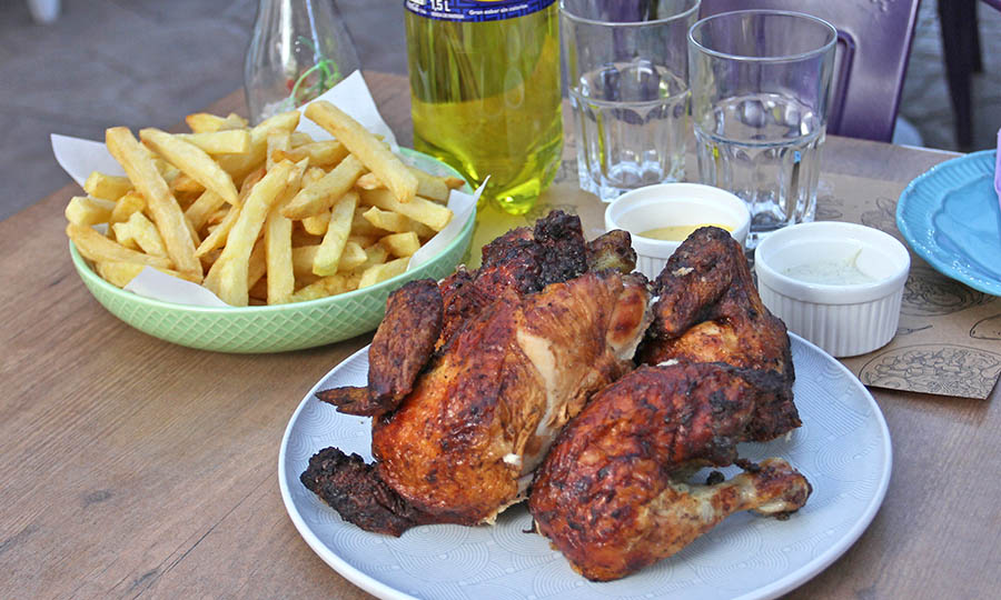 Pollo entero con un cerro de papas fritas y bebida grande