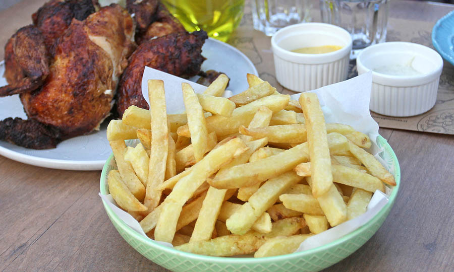 Las buenas papas fritas cseras del pollo asado