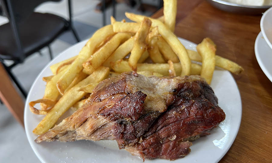 Sabrosa Pulpa de cerdo al horno con papas fritas casera - Caco Fuente de soda