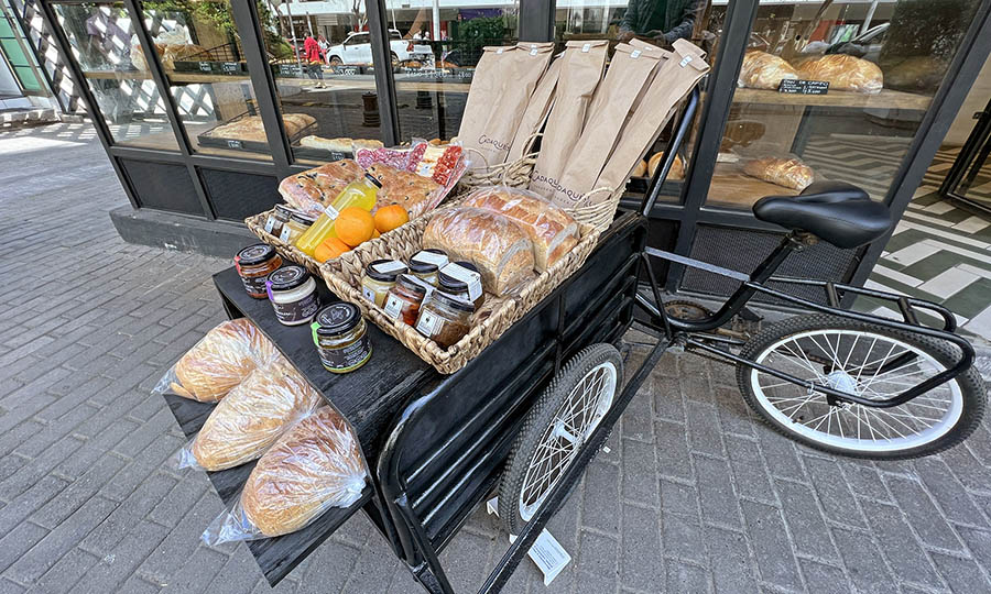 El carrito con productos en panadera Cadaqus