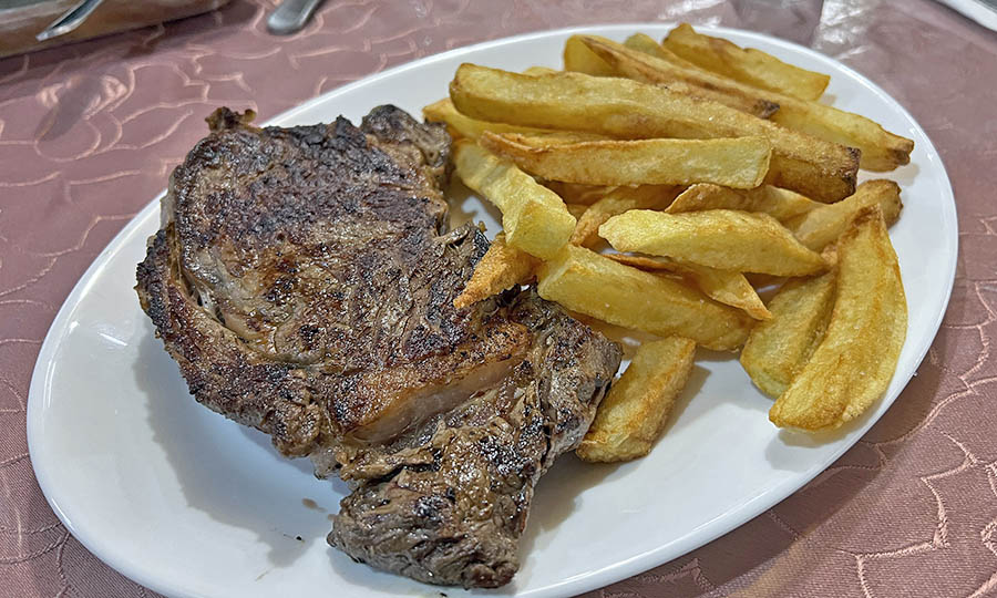 Bife de lomo con papas fritas caseras