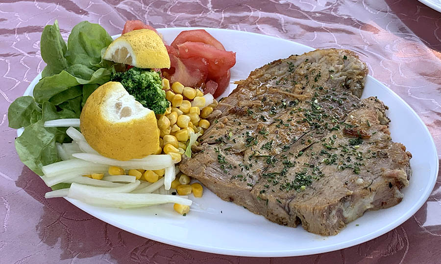 Pierna de cerdo al horno con ensalada surtida