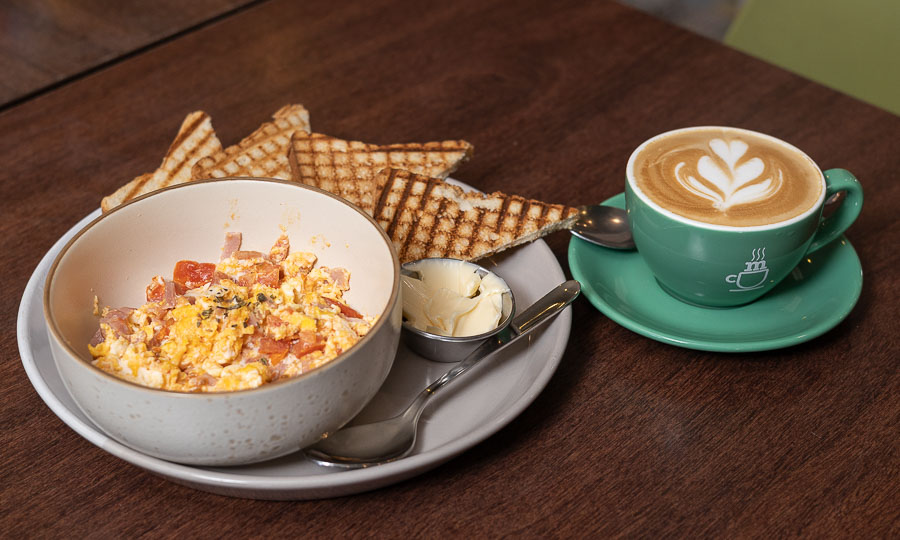 Desayuno: Huevos revueltos con tostadas, mantequilla y caf latte - Caf Miranda - Quillota