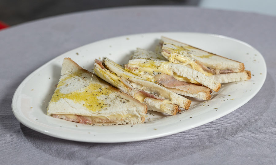 Sndwich de miga Buscaiola con tocino ahumado 