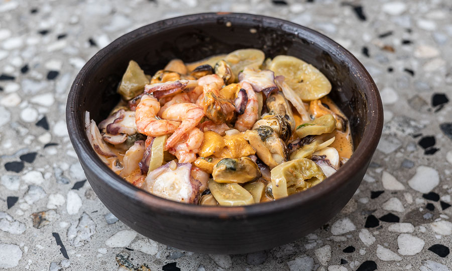 Gran Mariscal chao caa, con gazpacho de piure 