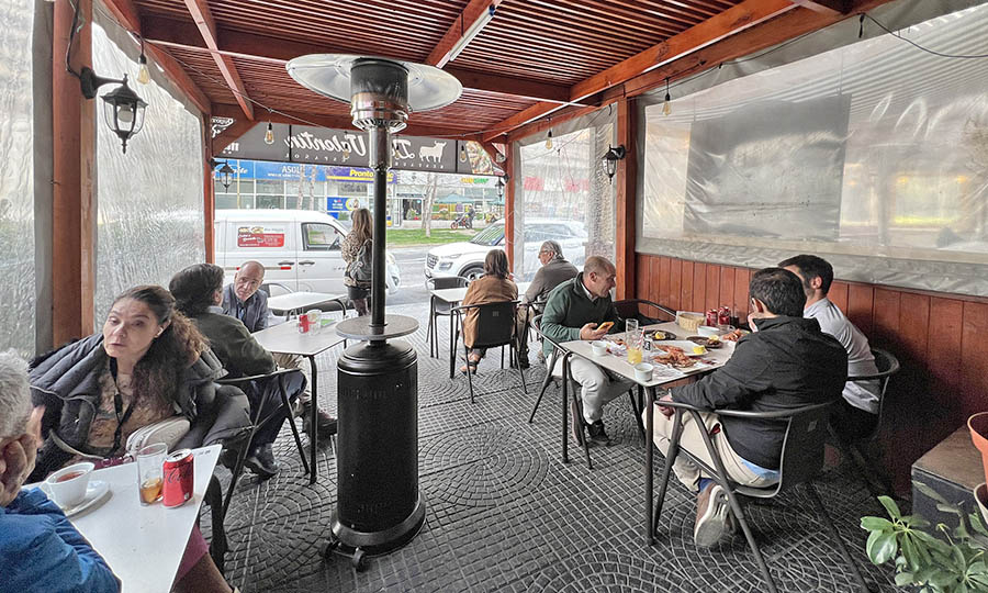 Terraza del Restaurante Don Valentin en Apoquindo con Noruega - Don Valentn