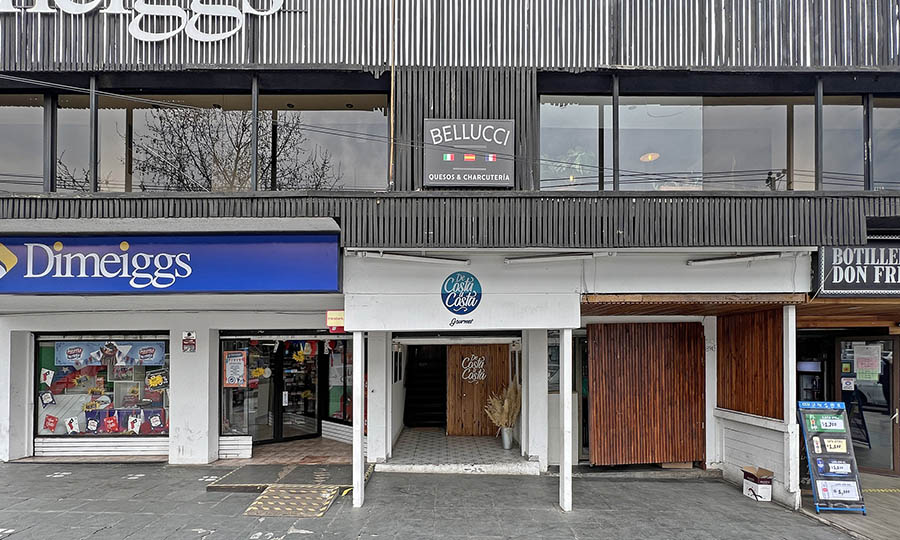 Fachada de la tienda y restaurante De Costa a Costa en Vitacura - De Costa a Costa