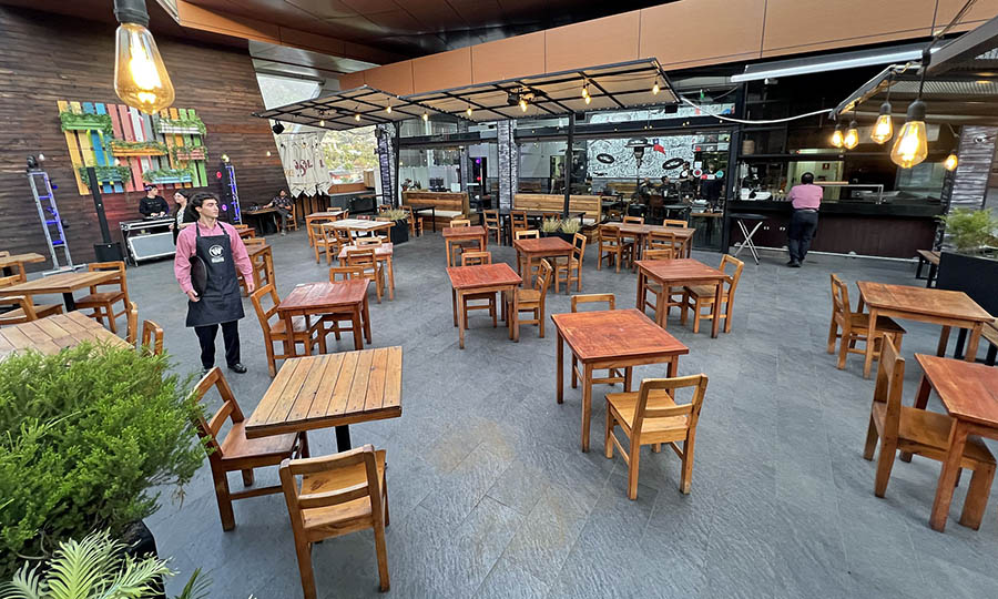 La amplia terraza semi techada de La Parrilla de Mr. Wagyu