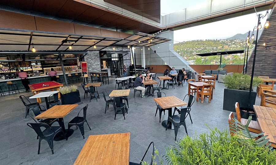 La amplia terraza semi techada de La Parrilla de Mr. Wagyu - La Parrilla de Mr. Wagyu