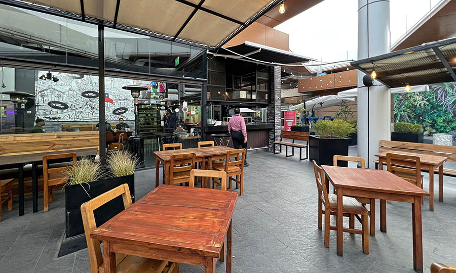 Las mesas aaltas y bajas de La Parrilla de Mr. Wagyu