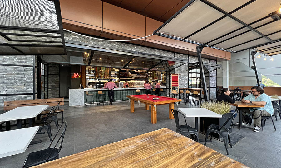 Vista del bar y la mesa de pool de La Parrilla de Mr. Wagyu